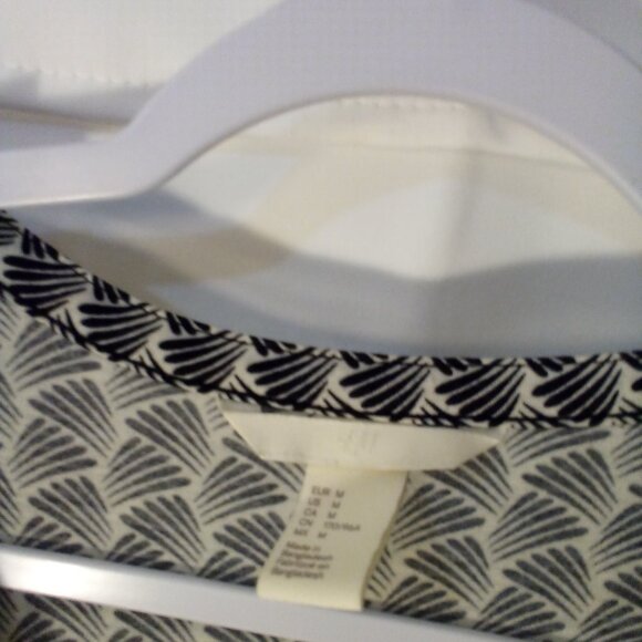 H & M Tunic Top Women M 3/4 Sleeve Button Up Pattern Black White - Picture 11 of 16